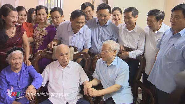 Tổng Bí thư Nguyễn Phú Trọng đã kinh qua nhiều chức vụ cao nhất của Nhà nước, của Đảng nhưng từ việc lớn cho đến việc nhỏ, trong dân gian chưa có lời đồn, giai thoại nào về sự lợi dụng quyền hạn của ông để mưu lợi cho mình, cho người thân. Tổng Bí thư Nguyễn Phú Trọng đã kinh qua nhiều chức vụ cao nhất của Nhà nước, của Đảng nhưng từ việc lớn cho đến việc nhỏ, trong dân gian chưa có lời đồn, giai thoại nào về sự lợi dụng quyền hạn của ông để mưu lợi cho mình, cho người thân.