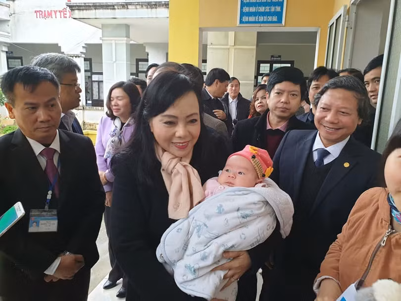 Bà Nguyễn Thị Kim Tiến cùng các cán bộ của Bộ Y tế đi thực tế tại huyện Chương Mỹ, Hà Nội đầu năm 2019. Bà Nguyễn Thị Kim Tiến cùng các cán bộ của Bộ Y tế đi thực tế tại huyện Chương Mỹ, Hà Nội đầu năm 2019.