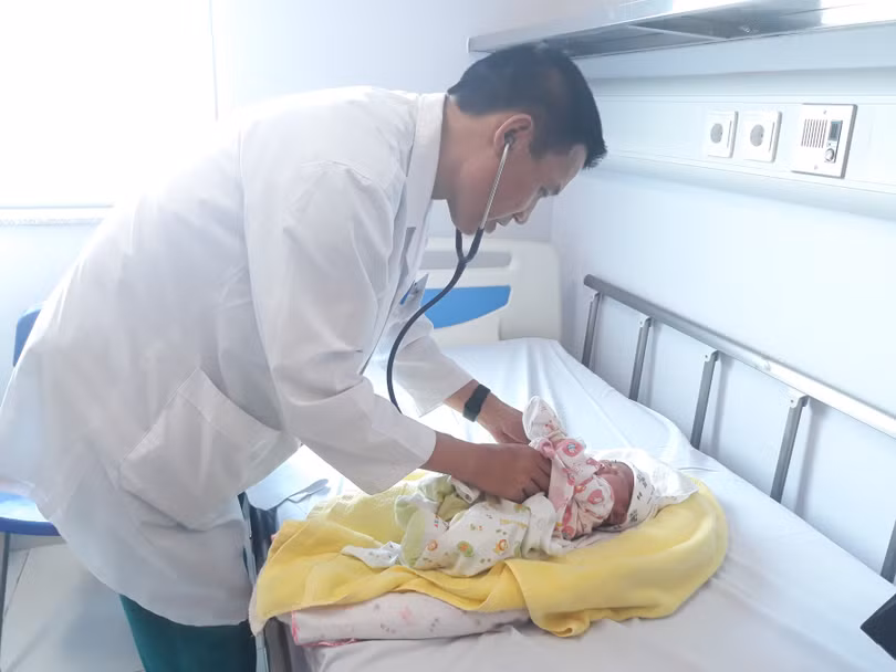 Bác sĩ Nguyễn Lý Thịnh Trường – Giám đốc Trung tâm Tim mạch trẻ em chăm sóc cho bé Palamy Imthapattha. Bác sĩ Nguyễn Lý Thịnh Trường – Giám đốc Trung tâm Tim mạch trẻ em chăm sóc cho bé Palamy Imthapattha.