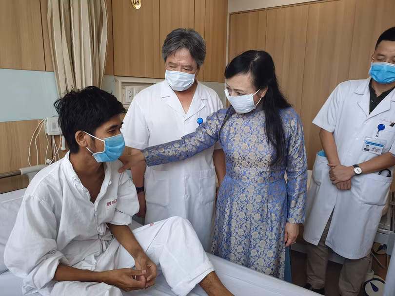 Bà Nguyễn Thị Kim Tiến thăm người bệnh ghép tạng tại Bệnh viện Hữu nghị Việt Đức. Bà Nguyễn Thị Kim Tiến thăm người bệnh ghép tạng tại Bệnh viện Hữu nghị Việt Đức.