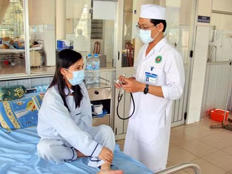 Bác sĩ chăm sóc cho bệnh nhân lao Chăm sóc cho bệnh nhân lao