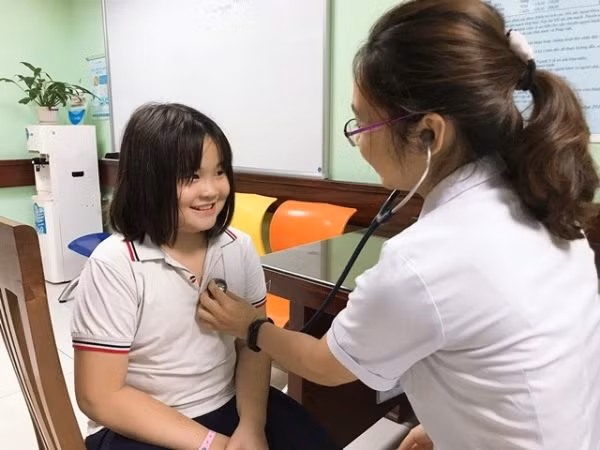 Bác sĩ thăm khám cho bệnh nhi Bác sĩ thăm khám cho bệnh nhi