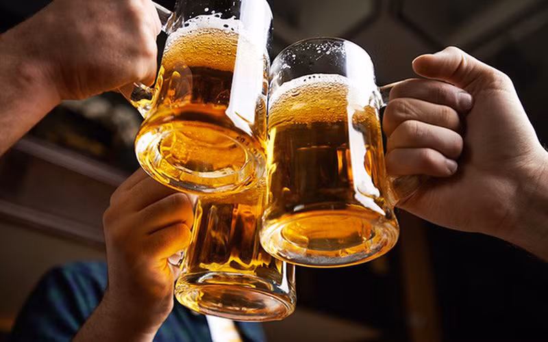 Rượu, bia là chất gây nghiện có hại cho sức khỏe.