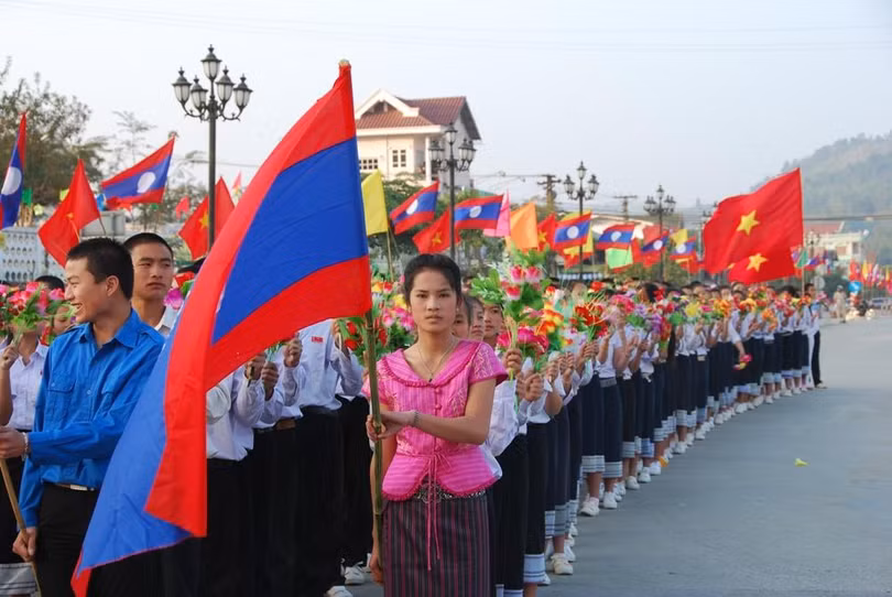Nhân dân các bộ tộc Lào ở Sầm Nưa chào mừng chuyến thăm của Đại biểu quân tình nguyện Việt Nam