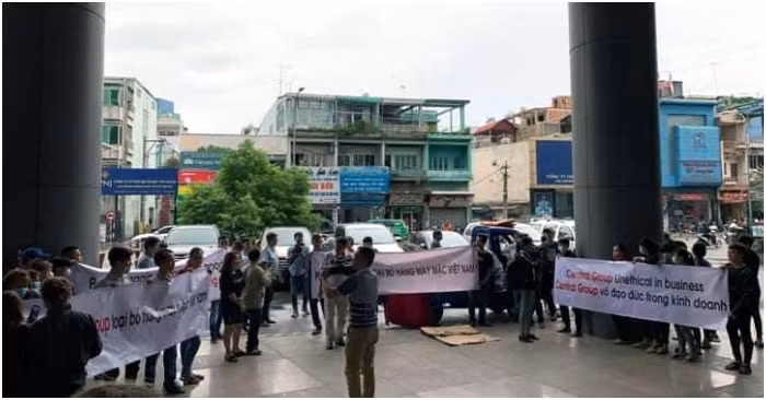 Nhiều người căng băng rôn phản đối chính sách của Central Group Việt Nam. (Ảnh: Vietnamnet) Nhiều người căng băng rôn phản đối chính sách của Central Group Việt Nam. (Ảnh: Vietnamnet)