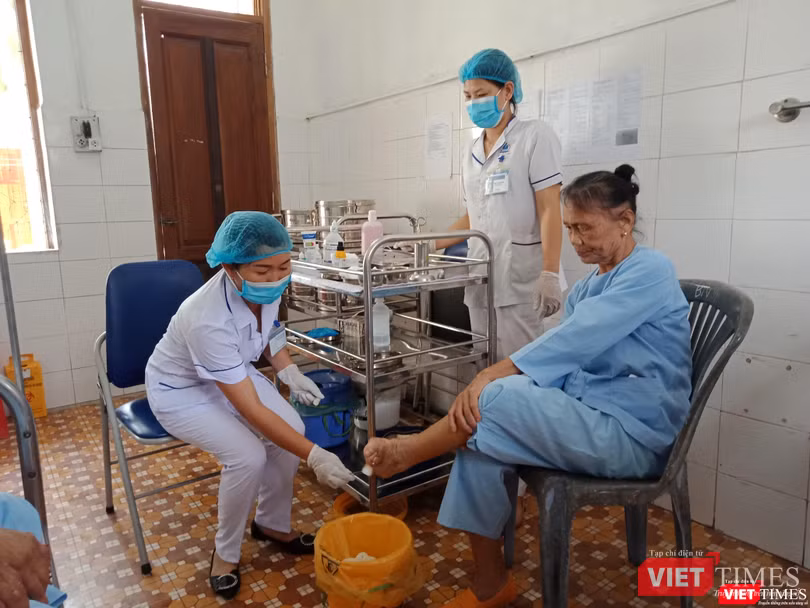 Căn bệnh quái ác khiến các bệnh nhân bị hoạt tử, phải vệ sinh bàn chân mỗi ngày. Căn bệnh quái ác khiến các bệnh nhân bị hoạt tử, phải vệ sinh bàn chân mỗi ngày.