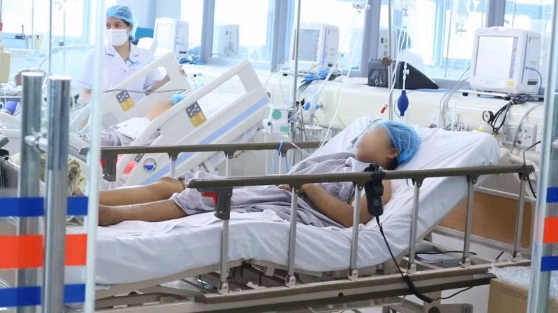 Một nữ bệnh nhân đã thoát sốc, tiếp tục được điều trị tích cực tại Bệnh viện Bạch Mai.