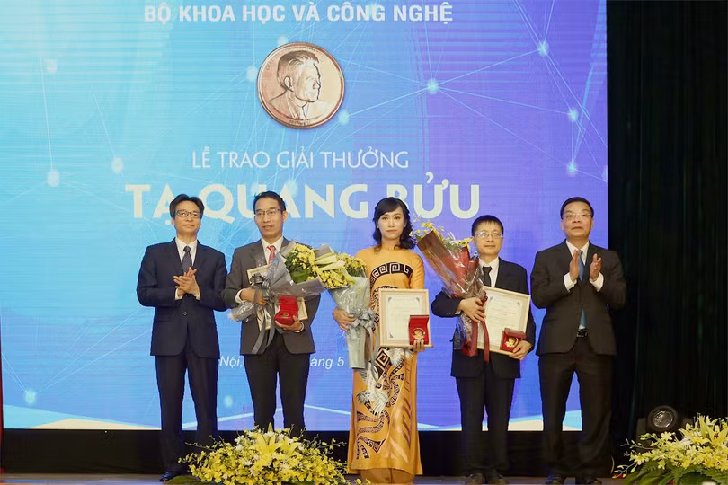 Phó Thủ tướng Vũ Đức Đam, Bộ trưởng Bộ KHCN Chu Ngọc Anh và các nhà khoa học được trao Giải thưởng Tạ Quang Bửu 2019. Phó Thủ tướng Vũ Đức Đam, Bộ trưởng Bộ KHCN Chu Ngọc Anh và các nhà khoa học được trao Giải thưởng Tạ Quang Bửu 2019.