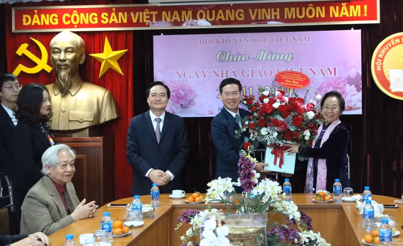 Ông Võ Văn Thưởng và Bộ trưởng Bộ Giáo dục và Đào Phùng Xuân Nhạ tặng hoa chúc mừng nguyên Phó Chủ tịch nước Nguyễn Thị Doan. Ảnh: Tuyengiao.vn Ông Võ Văn Thưởng và Bộ trưởng Bộ Giáo dục và Đào Phùng Xuân Nhạ tặng hoa chúc mừng nguyên Phó Chủ tịch nước Nguyễn Thị Doan. Ảnh: Tuyengiao.vn