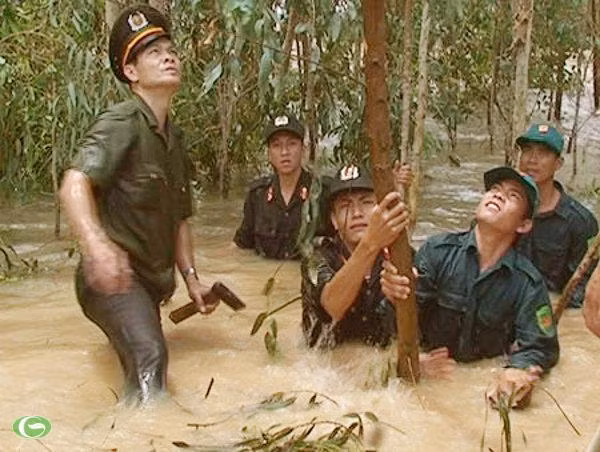 Chùm ảnh đẹp: Chiến sĩ Công an Nhân dân Việt Nam trong lòng dân ảnh 5 Chùm ảnh đẹp: Chiến sĩ Công an Nhân dân Việt Nam trong lòng dân ảnh 5