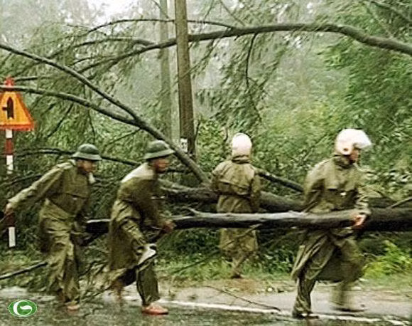 Chùm ảnh đẹp: Chiến sĩ Công an Nhân dân Việt Nam trong lòng dân ảnh 4 Chùm ảnh đẹp: Chiến sĩ Công an Nhân dân Việt Nam trong lòng dân ảnh 4