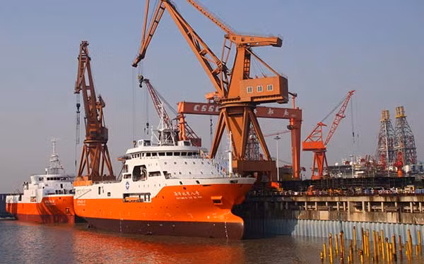 Tàu khảo sát Địa chất Hải dương 8 và 9 cập cảng tại Nhà máy đóng tàu Thượng Hải (Trung Quốc). (Ảnh: China Daily)