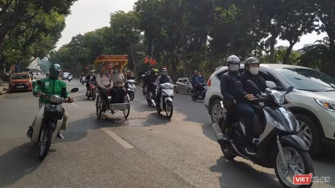 Khi hoạt động trở lại, các cơ sở kinh doanh phải đảm bảo các điều kiện phòng, chống dịch bệnh như đeo khẩu trang, rửa tay sát khuẩn.