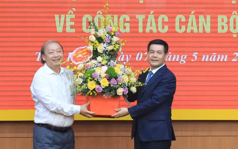 Thay mặt Lãnh đạo Ban Tuyên giáo Trung ương, ông Võ Văn Phuông - Ủy viên Trung ương Đảng, Phó trưởng ban Thường trực - tặng hoa chúc mừng tân Phó Trưởng Ban Tuyên giáo Trung ương Nguyễn Hồng Diên. Ảnh: tuyengiao.vn Thay mặt Lãnh đạo Ban Tuyên giáo Trung ương, ông Võ Văn Phuông - Ủy viên Trung ương Đảng, Phó trưởng ban Thường trực - tặng hoa chúc mừng tân Phó Trưởng Ban Tuyên giáo Trung ương Nguyễn Hồng Diên.