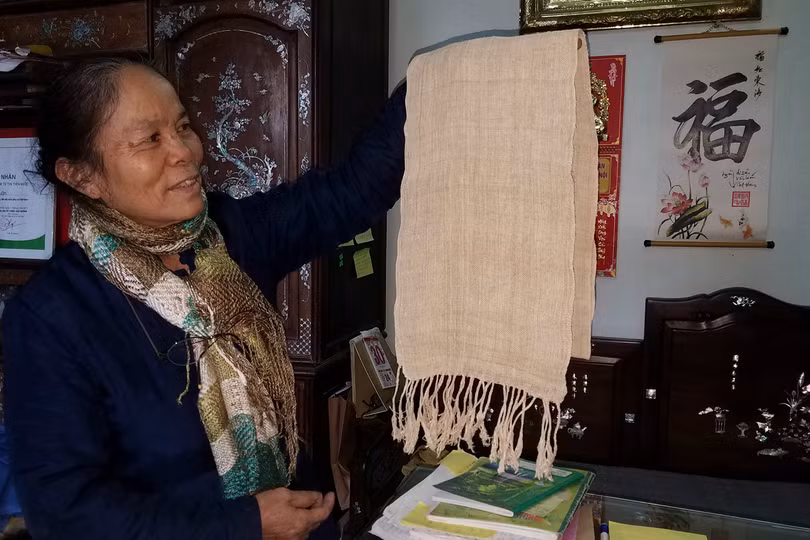 NNƯT Phan Thị Thuận và sản phẩm tơ sen, loại tơ lụa đắt đỏ và quý giá trong dòng thời trang cao cấp thế giới khoảng 10 năm trở lại đây. Ảnh: Thục Nhi NNƯT Phan Thị Thuận và sản phẩm tơ sen, loại tơ lụa đắt đỏ và quý giá trong dòng thời trang cao cấp thế giới khoảng 10 năm trở lại đây. Ảnh: Thục Nhi