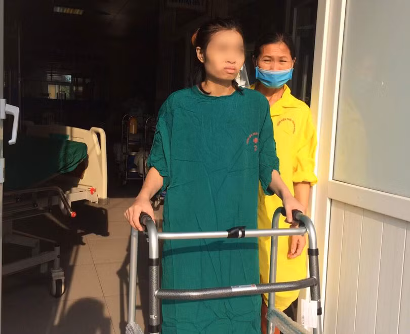 Sức khỏe dần ổn định, C. có thể tập đi lại trong Bệnh viện. Sức khỏe dần ổn định, C. có thể tập đi lại trong Bệnh viện.