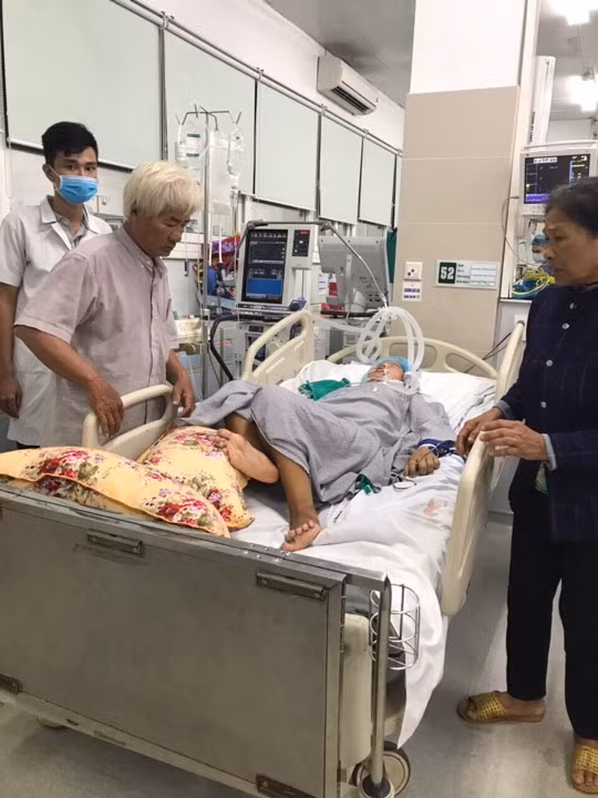 Bố mẹ bệnh nhân Trang tại Khoa Cấp cứu, Bệnh viện Bạch Mai. Bố mẹ bệnh nhân Trang tại Khoa Cấp cứu, Bệnh viện Bạch Mai.