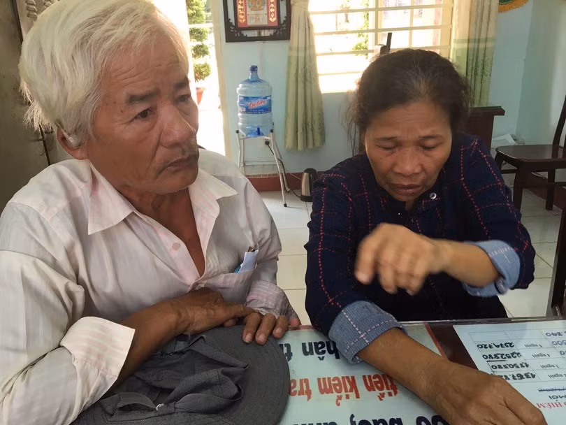 Đôi vợ chồng già nghẹn ngào khi tìm thấy con gái sau 2 năm lưu lạc. Đôi vợ chồng già nghẹn ngào khi tìm thấy con gái sau 2 năm lưu lạc.
