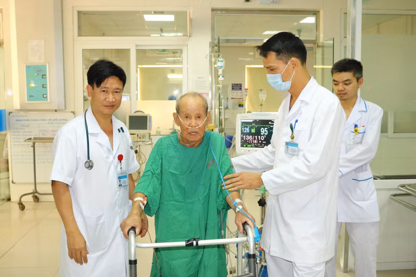 Cụ N. được các bác sĩ của Bệnh viện Phổi Trung ương chăm sóc sau ca mổ. Cụ N. được các bác sĩ của Bệnh viện Phổi Trung ương chăm sóc sau ca mổ.