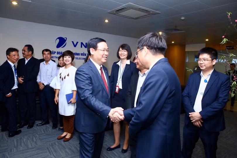 Phó Thủ tướng Vương Đình Huệ chúc Tết các CBCNV của VNPT trong buổi làm việc đầu năm mới. Phó Thủ tướng Vương Đình Huệ chúc Tết các CBCNV của VNPT trong buổi làm việc đầu năm mới.