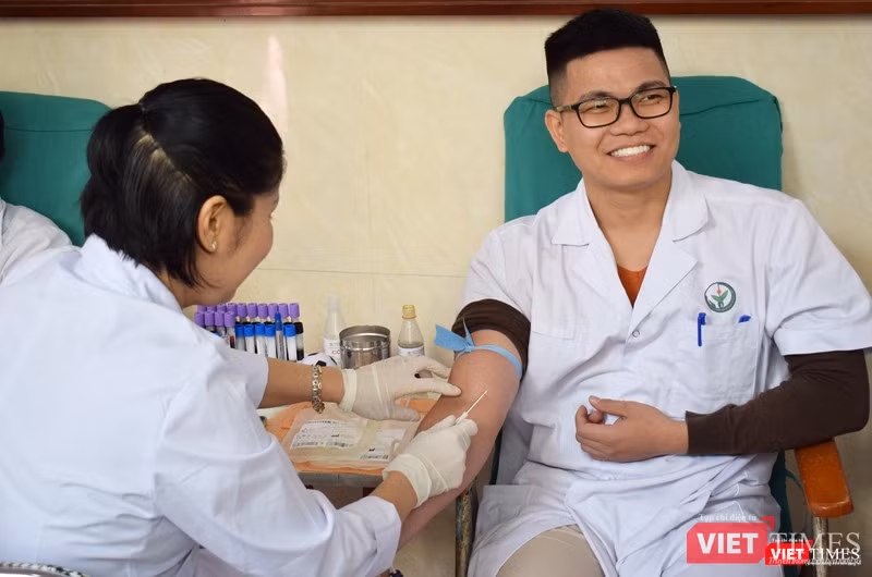 Nụ cười tươi tắn của một bác sĩ trẻ hiến máu ở mức 350 ml. Nụ cười tươi tắn của một bác sĩ trẻ hiến máu ở mức 350 ml.