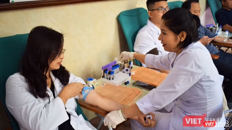 Ngay cả khi các bác sĩ đã quen thuộc khi tiếp xúc với máu, họ vẫn cần được tư vấn trước khi hiến máu. Ngay cả khi các bác sĩ đã quen thuộc khi tiếp xúc với máu, họ vẫn cần được tư vấn trước khi hiến máu.