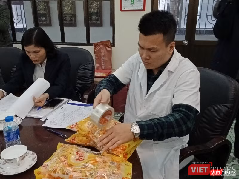 Nhân viên y tế kiểm tra ATTP tại Hà Nội. Nhân viên y tế kiểm tra ATTP tại Hà Nội.