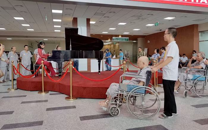 Âm nhạc không chỉ giúp cho người bệnh bớt lo âu, mà còn tạo cho các nhân viên y tế có một môi trường văn hóa, giúp họ bớt căng thẳng trong quá trình làm việc. Âm nhạc không chỉ giúp cho người bệnh bớt lo âu, mà còn tạo cho các nhân viên y tế có một môi trường văn hóa, giúp họ bớt căng thẳng trong quá trình làm việc.