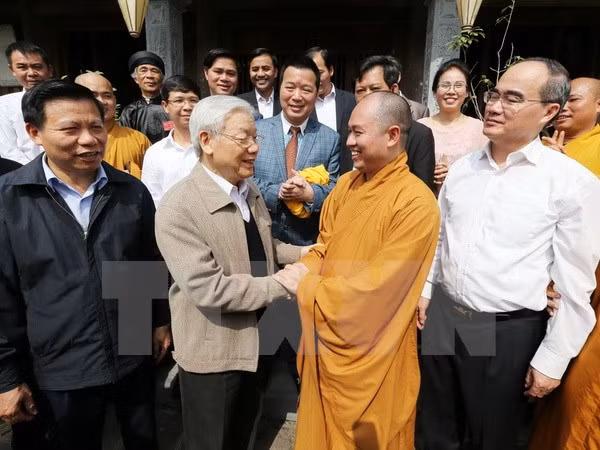 Tổng bí thư, Chủ tịch nước Nguyễn Phú Trọng với người dân. Tổng bí thư, Chủ tịch nước Nguyễn Phú Trọng với người dân.
