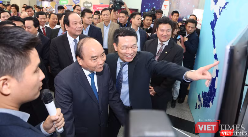 Thủ tướng Nguyễn Xuân Phúc quan sát tấm bản đồ người dùng theo thời gian thực của mạng xã hội Việt Nam Zalo. Thủ tướng Nguyễn Xuân Phúc quan sát tấm bản đồ người dùng theo thời gian thực của mạng xã hội Việt Nam Zalo.