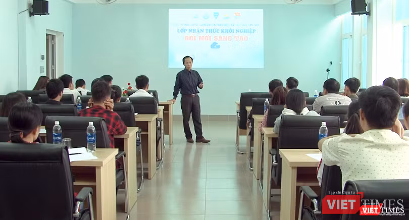 Ông Phan Tuấn Anh - VDCA đào tạo cho các nhóm ý tưởng tham gia cuộc thi IG 2019. Ông Phan Tuấn Anh - VDCA đào tạo cho các nhóm ý tưởng tham gia cuộc thi IG 2019.