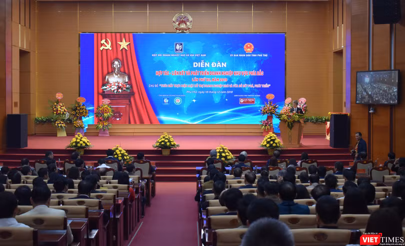 Toàn cảnh diễn đàn Hợp tác - Liên kết và Phát triển doanh nghiệp khu vực phía Bắc, lần thứ XII, với Chủ đề: “Thúc đẩy thực hiện Luật Hỗ trợ doanh nghiệp nhỏ và vừa để bứt phá, phát triển” vừa được tổ chức tại TP. Việt Trì, Phú Thọ hôm nay (18/12). Toàn cảnh diễn đàn Hợp tác - Liên kết và Phát triển doanh nghiệp khu vực phía Bắc, lần thứ XII, với Chủ đề: “Thúc đẩy thực hiện Luật Hỗ trợ doanh nghiệp nhỏ và vừa để bứt phá, phát triển” vừa được tổ chức tại TP. Việt Trì, Phú Thọ hôm nay (18/12).