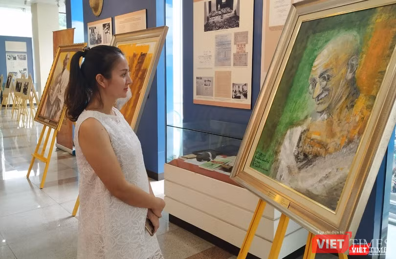 Những bức tranh về Mahatma Gandhi của họa sĩ Việt Nam được các khách tham dự quan tâm. Những bức tranh về Mahatma Gandhi của họa sĩ Việt Nam được các khách tham dự quan tâm.