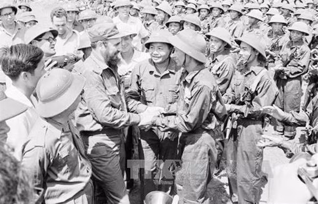 Lãnh tụ Cuba Fidel Castro gặp gỡ các chiến sỹ trong đoàn Khe Sanh Quân giải phóng Trị Thiên-Huế (Ảnh: TTXVN)