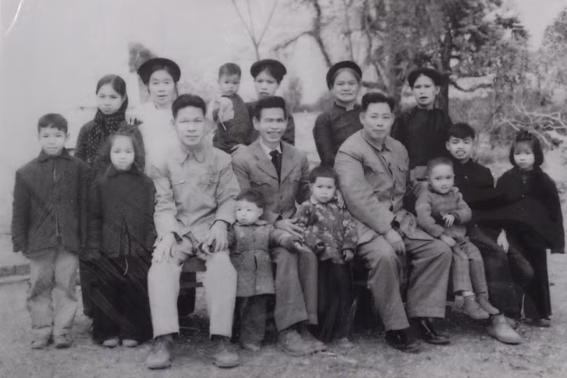 Gia đình Thượng tướng Chu Văn Tấn (ông Tấn hàng trên, bìa phải) Gia đình Thượng tướng Chu Văn Tấn (ông Tấn hàng trên, bìa phải)