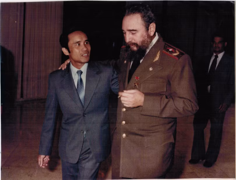Lãnh tụ Fidel và ông Nguyễn Đình Bin (Ảnh TTXVN)