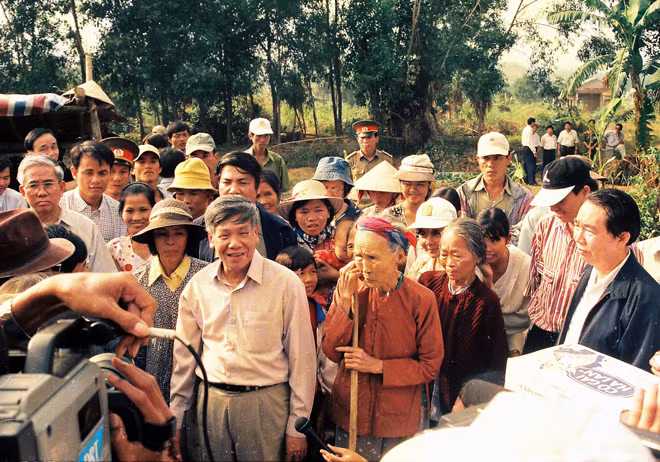 Tổng Bí thư Lê Khả Phiêu thăm hỏi người dân xã Hòa Phú, huyện Hòa Vang sau trận lũ quét lịch sử năm 1999. Ảnh Nhân Mùi.