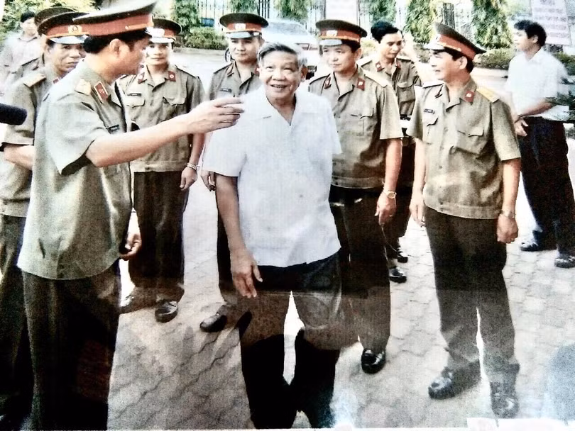 Nguyên Tổng Bí thư Lê Khả Phiêu trong chuyến thăm tới Bảo Tàng Công binh.
