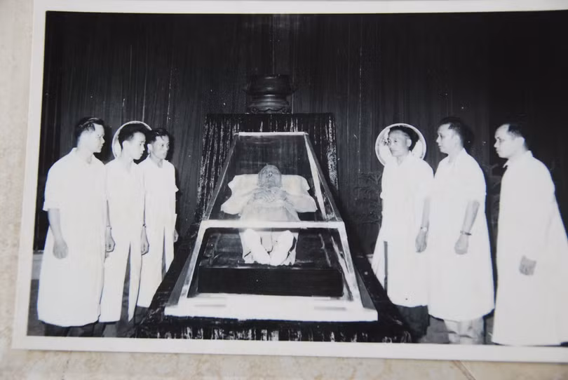 Sáu thành viên trong tổ công tác đặc biệt bên Bác (chụp chiều muộn ngày 2-9-1969)- Ảnh do GS Điều cung cấp. Sáu thành viên trong tổ công tác đặc biệt bên Bác (chụp chiều muộn ngày 2-9-1969)- Ảnh do GS Điều cung cấp.