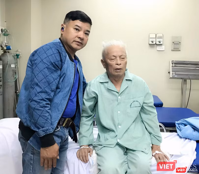 Sau khi phẫu thuật 30 phút, cụ ông Lê H.Đ đã có thể ngồi thẳng lưng. Sau khi phẫu thuật 30 phút, cụ ông Lê H.Đ đã có thể ngồi thẳng lưng.