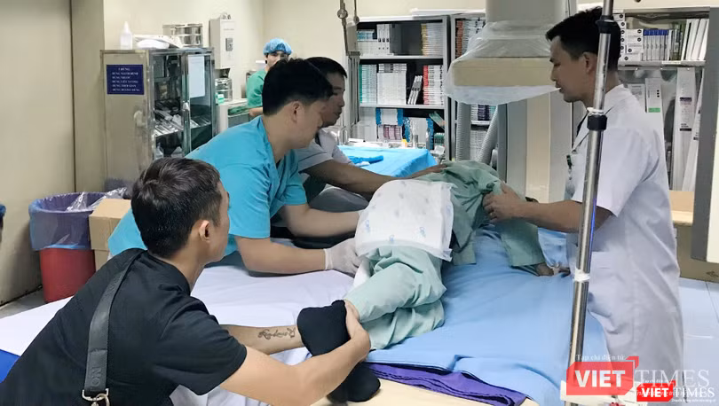 Trước khi phẫu thuật, cụ ông Lê H.Đ. không thể đi lại được, các bác sĩ và người nhà phải khiêng ông tới bàn phẫu thuật. Trước khi phẫu thuật, cụ ông Lê H.Đ. không thể đi lại được, các bác sĩ và người nhà phải khiêng ông tới bàn phẫu thuật.