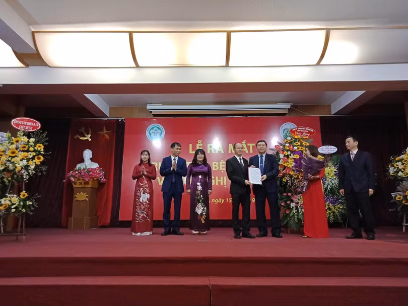 Giám đốc Bệnh viện Bạch Mai trao quyết định thành lập Trung tâm Bệnh nhiệt đới cho PGS.TS. Đỗ Duy Cường Giám đốc Bệnh viện Bạch Mai trao quyết định thành lập Trung tâm Bệnh nhiệt đới