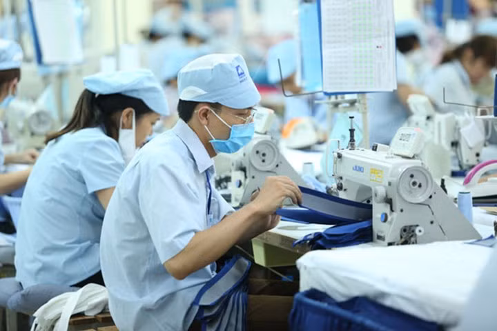 Doanh nghiệp và người lao động nhìn về một hướng thì cả đôi bên đều có lợi. Doanh nghiệp và người lao động nhìn về một hướng thì cả đôi bên đều có lợi.
