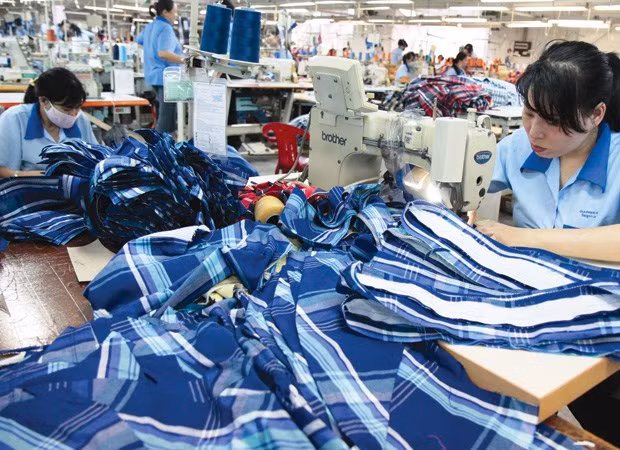 Thực lòng không ai mong muốn làm thêm 400 hay 500 giờ/ năm cả. Rất bất đắc dĩ phải cần làm như vậy bởi vật tư, hàng hóa luôn vận hành theo cơ chế thị trường, luôn biến động khôn lường.