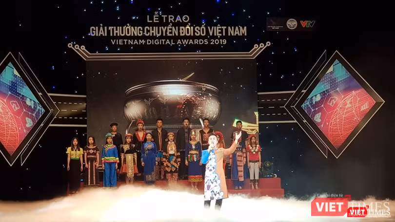 Sự kiện mở màn bằng tiết mục Lời ru Âu Lạc, do Tốp ca nam nữ và múa Trường ĐH Nghệ thuật Quân đội biểu diễn