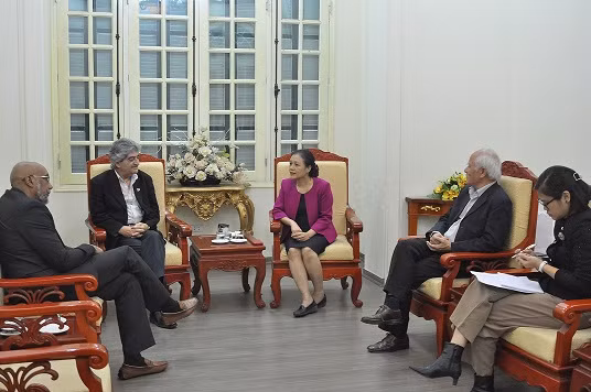 Ngày 28/11/2019, Chủ tịch Liên hiệp các tổ chức hữu nghị Việt Nam Nguyễn Phương Nga tiếp Thư ký Thường trực - Tiến sĩ Bahman Azad và thành viên Thư ký - Tiến sĩ Ajamu Baraka thuộc Hội đồng Hòa bình Mỹ đang thăm và làm việc tại Việt Nam từ ngày 27/11-30/11/2019. Ngày 28/11/2019, Chủ tịch Liên hiệp các tổ chức hữu nghị Việt Nam Nguyễn Phương Nga tiếp Thư ký Thường trực - Tiến sĩ Bahman Azad và thành viên Thư ký - Tiến sĩ Ajamu Baraka thuộc Hội đồng Hòa bình Mỹ đang thăm và làm việc tại Việt Nam từ ngày 27/11-30/11/2019.