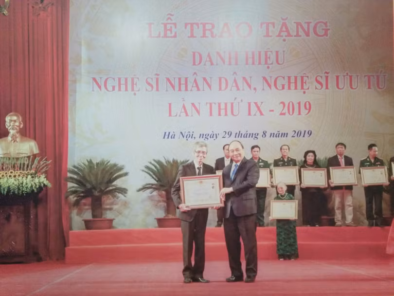 Văn Hà được phong tặng và đón nhận danh hiệu NSND do Thủ tướng Nguyễn Xuân Phúc trao tặng.