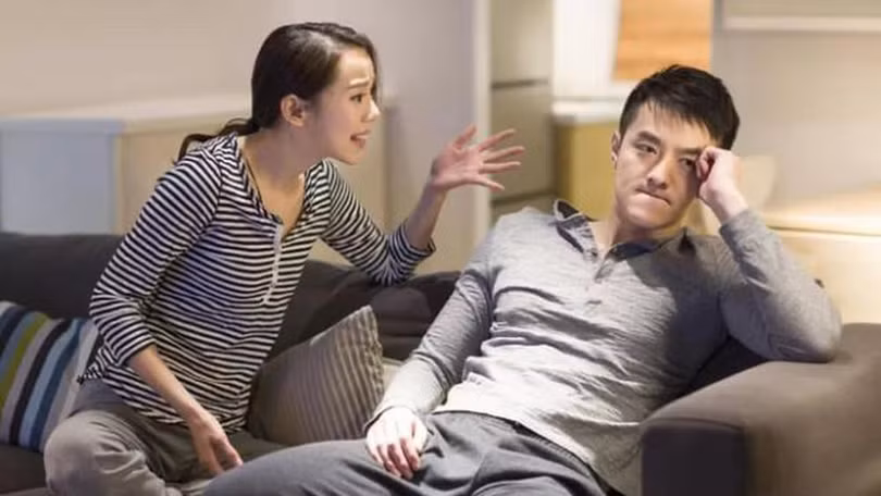 “Chồng giận thì vợ bớt lời/ Cơm sôi nhỏ lửa chẳng đời nào khê”.