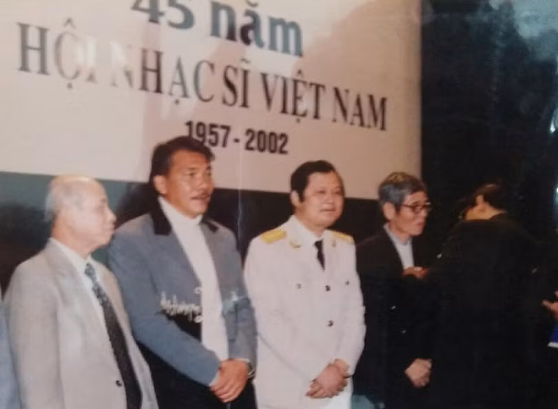 Nghệ sĩ Văn Hà được Thủ tướng Phạm Gia Khiêm trao Huân Chương Lao động cùng các nhạc sĩ trong Hội Nhạc sĩ Việt Nam.