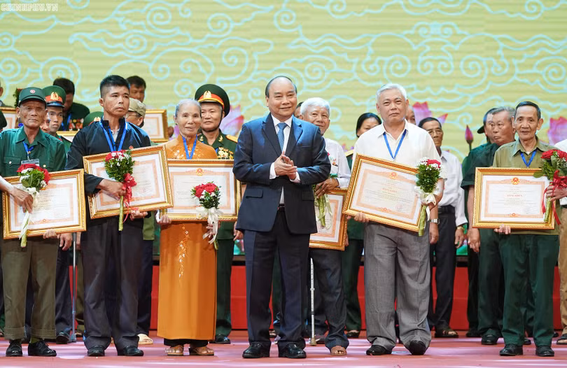 Thủ tướng trao Bằng khen cho các thương binh nặng tiêu biểu.